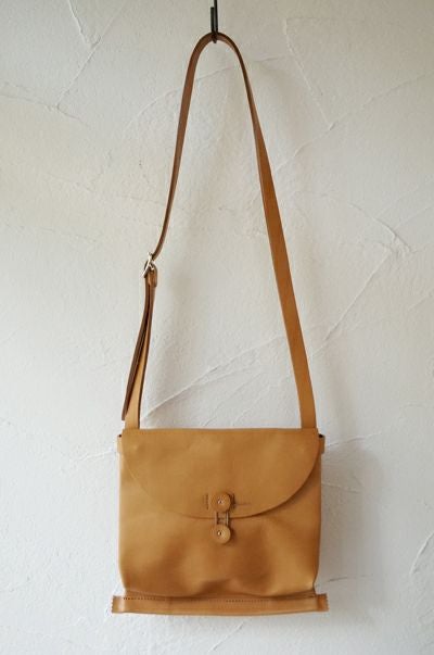iroseイロセ キャメル ショルダーバッグ チャーム付き 美品ユニセックス irose イロセ SACK SHOULDER BAG -M- (basic) | T.T. GARRET
