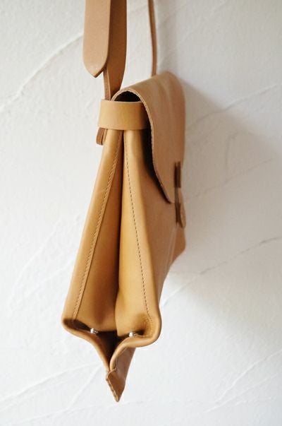 iroseイロセ キャメル ショルダーバッグ チャーム付き 美品ユニセックス irose イロセ SACK SHOULDER BAG -M- (basic) | T.T. GARRET