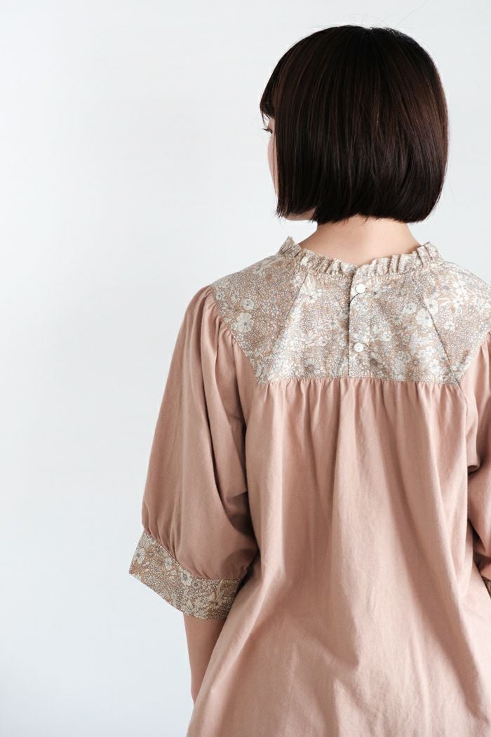 Porter des boutons ポルテデブトン リバティフリルネックプルオーバー