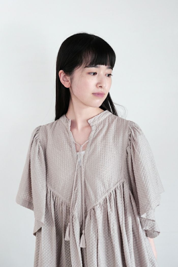 e'ternite' de Soi-e エテルニテドゥソワ 総刺繍無地切り替えブラウス