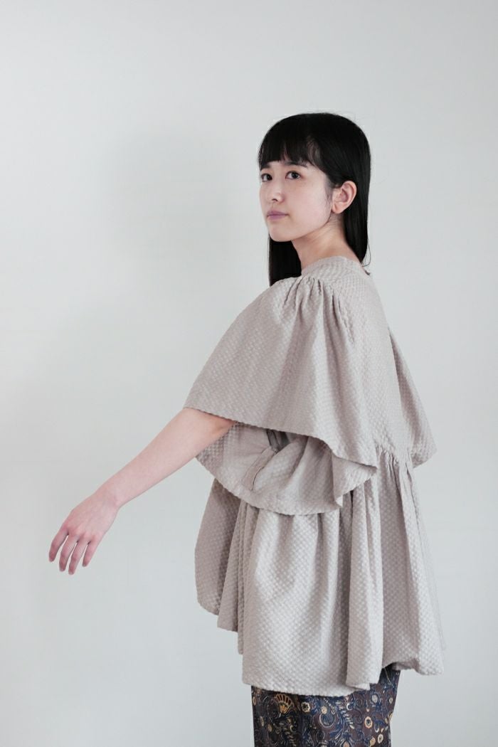 e'ternite' de Soi-e エテルニテドゥソワ 総刺繍無地切り替えブラウス