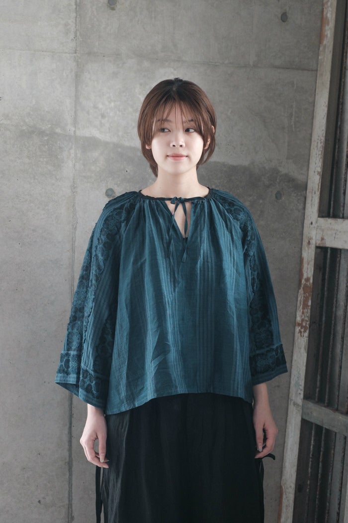 GASA* ガサ 一瞬の花 ギャザーブラウス(26SS) | T.T. GARRET