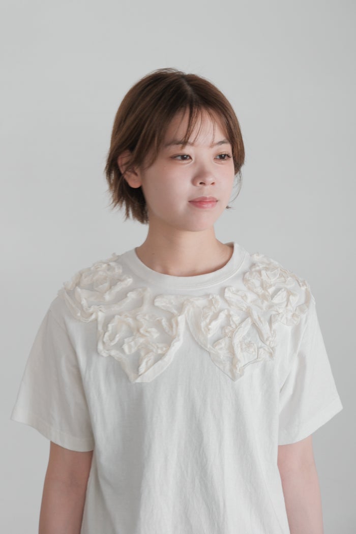 qiri キリ ribbon collar embroidery Tee(26SS) | T.T. GARRET