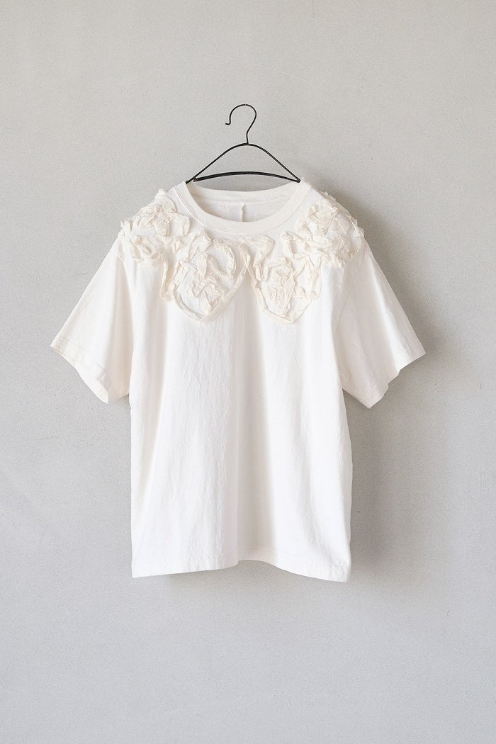 qiri キリ ribbon collar embroidery Tee(26SS) | T.T. GARRET