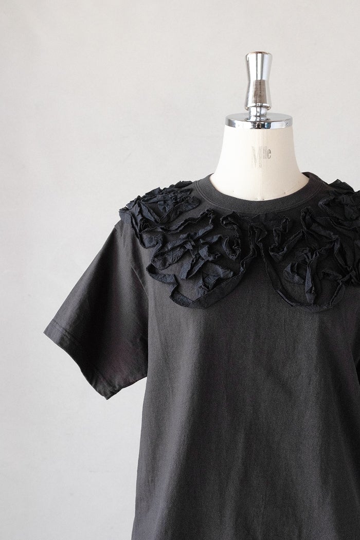 qiri キリ ribbon collar embroidery Tee(26SS/NEW) | T.T. GARRET