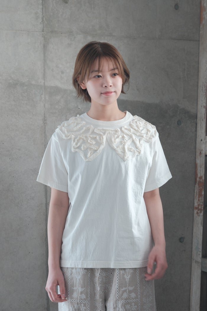 qiri キリ ribbon collar embroidery Tee(26SS/NEW) | T.T. GARRET