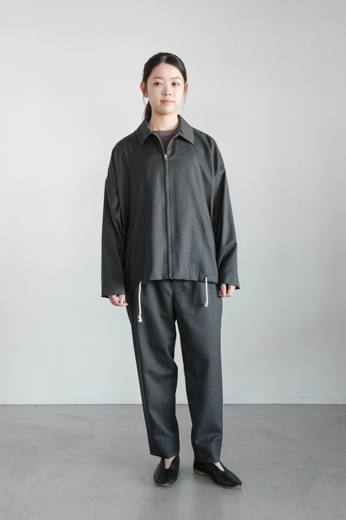 【新品未使用】トーガプルラ 24SS メモリータフタショートパンツ（1736） Dulcamara ドゥルカマラ よそいきZipアップブルゾン(26SS) | T.T. GARRET