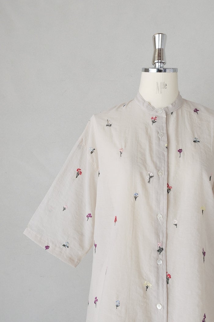 【美品】yuni 刺繍　半袖シャツ　キナリノ掲載 yuni ユニ C/Ny sheer floral刺繍ハーフスリーブシャツ(26SS) | T.T.