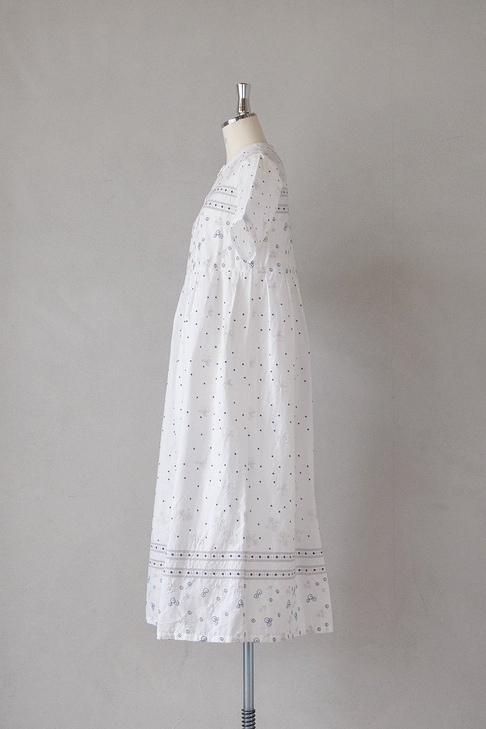 bulle de savon ビュルデサボン びわ刺繍ワンピース(26SS) | T.T. GARRET