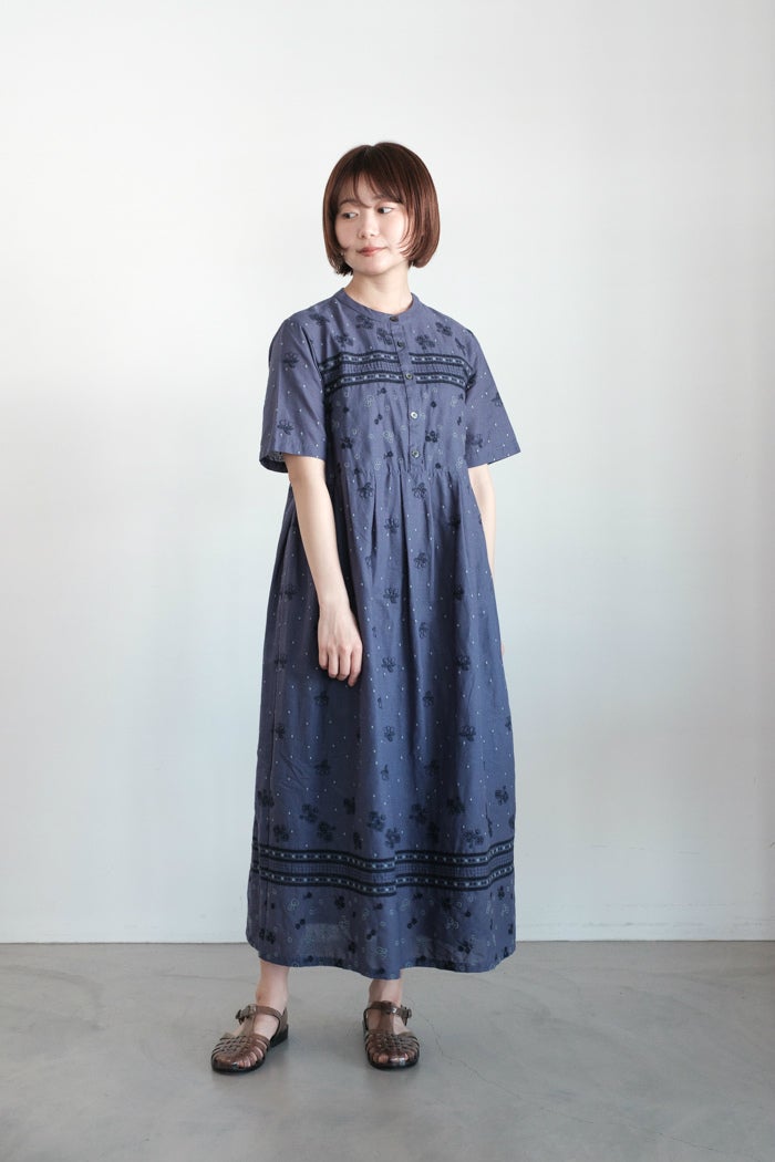 bulle de savon ビュルデサボン ネイビー 花柄 刺繍 ワンピース bulle de savon ビュルデサボン びわ刺繍ワンピース(26SS) | T.T. GARRET