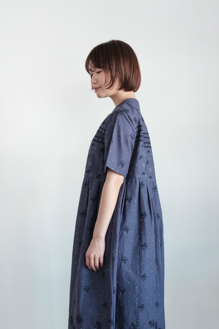 bulle de savon ビュルデサボン ネイビー 花柄 刺繍 ワンピース bulle de savon ビュルデサボン びわ刺繍ワンピース(24AW) | T.T. GARRET